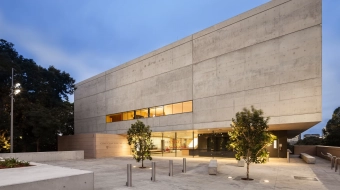 chau-chak-wing-museum-building-front-dusk