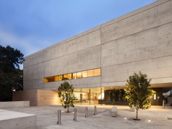 chau-chak-wing-museum-building-front-dusk